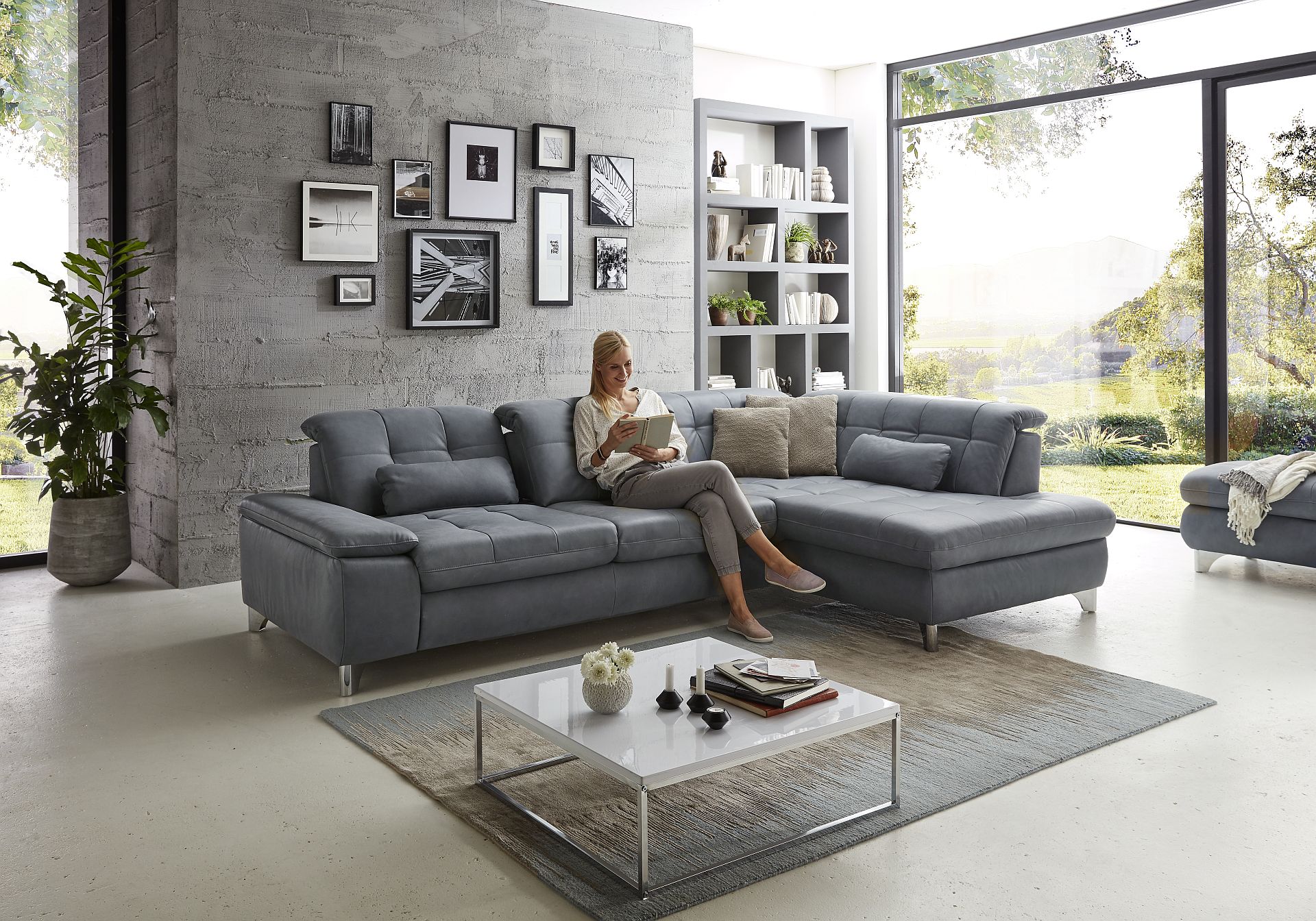 Sedac souprava ENNA_  3LST-1KOR_ rohov rozmry zleva 309 x 211 cm_  vka 85-100 cm_ nastaven hloubky sedu (polohovateln opradla) ve standardu_ ostatn funkce za pplatek_ v ki Vivre steel (lt. skupina 120)_ foto s modelem_ obr. 1