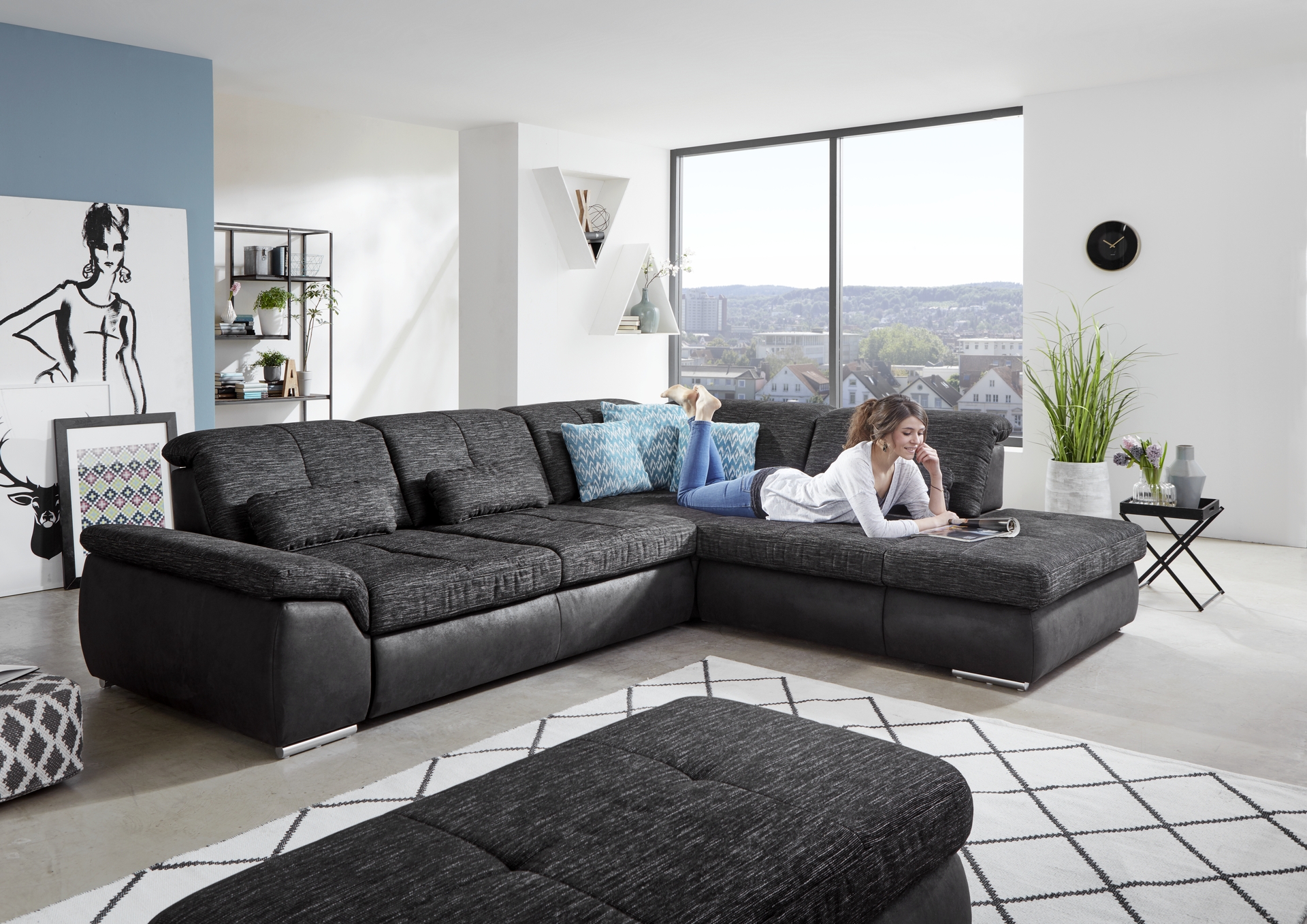 Sedac souprava PUSH_ sestava 3LST-SE-1,5STAhoR_ rozmry sestavy zleva 315 x 260 cm_ vka 83-98 cm_ nastaven hloubky sedu ve standardu_ ostatn voliteln funkce za pplatek_ v kombinaci ltek Famosa anthrazit a Ranch schwarz_ foto s modelem_ obr. 1