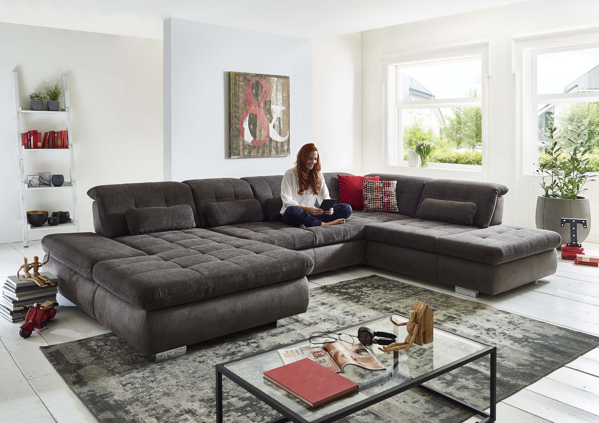 Sedací souprava STAGE_ sestava CanLST-2,5ELST-SE-1,5STAhor_ rozměry sestavy zleva 195 x 382 x 260 cm_ výška 84-102 cm_ nastavení hloubky sedu ve standardu_ ostatní volitelné funkce za příplatek_ v kombinaci látek Belle anthrazit a Ranch slate_ foto s modelem_ obr. 2 Sedací souprava STAGE_ sestava CanLST-2,5ELST-SE-1,5STAhor_ rozměry sestavy zleva 195 x 382 x 260 cm_ výška 84-102 cm_ nastavení hloubky sedu ve standardu_ ostatní volitelné funkce za příplatek_ v kombinaci látek Belle anthrazit a Ranch slate_ foto s modelem_ obr. 2