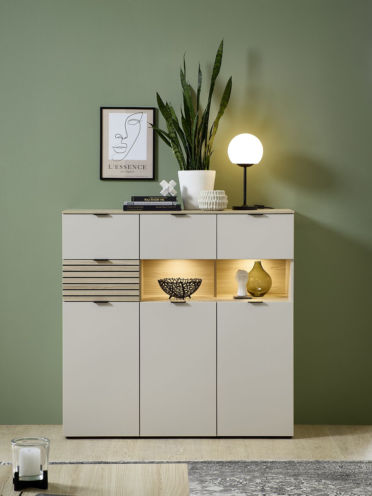 Nábytek do obývacího pokoje ALBA II._ highboard 10 S1 RM 22_ rozměry š/v/h_ 125/125/45 cm_ včetně LED osvětlení_ foto s dekorací_ obr. 14 Nábytek do obývacího pokoje ALBA II._ highboard 10 S1 RM 22_ rozměry š/v/h_ 125/125/45 cm_ včetně LED osvětlení_ foto s dekorací_ obr. 14