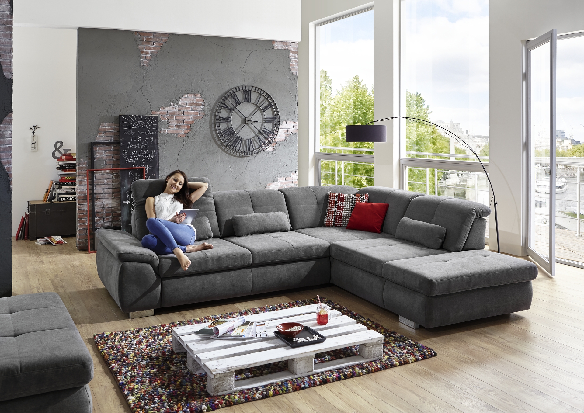 Sedac souprava PUSH_ sestava 3LST-SE-1,5STAhoR_ rozmry sestavy zleva 315 x 260 cm_ vka 85-100 cm_ nastaven hloubky sedu ve standardu_ ostatn voliteln funkce za pplatek_ v ltce Nemo grau_ foto s modelem_ obr. 1