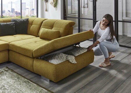Sedací souprava PUSH_ sestava 3LST-SE-1,5STAhoR_ rozměry sestavy zleva 315 x 260 cm_ výška 85-100 cm_ nastavení hloubky sedu ve standardu_ ostatní volitelné funkce a polštáře za příplatek_ v látce Calido curry_ foto s modelem_ obr. 6