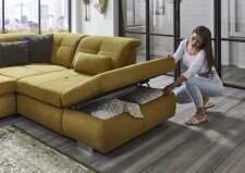 Sedací souprava PUSH_ sestava 3LST-SE-1,5STAhoR_ rozměry sestavy zleva 315 x 260 cm_ výška 85-100 cm_ nastavení hloubky sedu ve standardu_ ostatní volitelné funkce a polštáře za příplatek_ v látce Calido curry_ foto s modelem_ obr. 6