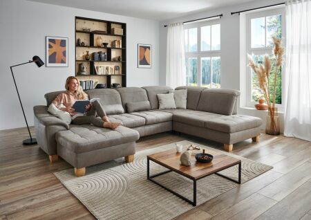 Sedací souprava LANZAROTE_ sestava CanLKV+2,5ELKV+1,5KORKV_ rohové rozměry sestavy zleva 185 x 341 x 243 cm_ polohovatelné opěrky hlavy ve standardu_ ostatní volitelné funkce za příplatek_ v látce Taurus platin_ foto s modelem_ obr. 6