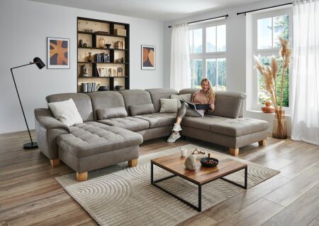 Sedací souprava LANZAROTE_ sestava CanLKV+2,5ELKV+1,5KORKV_ rohové rozměry sestavy zleva 185 x 341 x 243 cm_ polohovatelné opěrky hlavy ve standardu_ ostatní volitelné funkce za příplatek_ v látce Taurus platin_ foto s modelem_ obr. 1