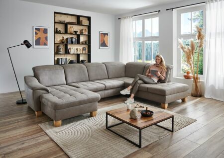 Sedací souprava LANZAROTE_ sestava CanLKV+2,5ELKV+1,5KORKV_ rohové rozměry sestavy zleva 185 x 341 x 243 cm_ polohovatelné opěrky hlavy ve standardu_ ostatní volitelné funkce za příplatek_ v látce Taurus platin_ foto s modelem_ obr. 8