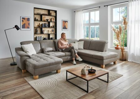 Sedací souprava LANZAROTE_ sestava CanLKV+2,5ELKV+1,5KORKV_ rohové rozměry sestavy zleva 185 x 341 x 243 cm_ polohovatelné opěrky hlavy ve standardu_ ostatní volitelné funkce za příplatek_ v látce Taurus platin_ foto s modelem_ obr. 5
