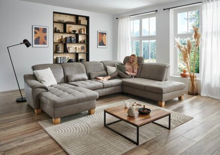 Sedací souprava LANZAROTE_ sestava CanLKV+2,5ELKV+1,5KORKV_ rohové rozměry sestavy zleva 185 x 341 x 243 cm_ polohovatelné opěrky hlavy ve standardu_ ostatní volitelné funkce za příplatek_ v látce Taurus platin_ foto s modelem_ obr. 4