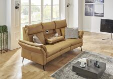 Sedací souprava SALMA_ oblouková sofa_ typ 3260_TV.M.PREM.TF.MSS.USB_ ukázka funkce "výklopného stolku" a systému zásuvek s USB_ v kůži Evita dijon_ volitelné polštáře za příplatek_ obr. 9 Sedací souprava SALMA_ oblouková sofa_ typ 3260_TV.M.PREM.TF.MSS.USB_ ukázka funkce "výklopného stolku" a systému zásuvek s USB_ v kůži Evita dijon_ volitelné polštáře za příplatek_ obr. 9