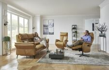 Sedací souprava SALMA_ oblouková sofa_ ilustrační foto využití obloukové sofy v interieru spolu s relaxačními křesly_ v kůži Evita dijon_ foto s modelem_ obr. 5 Sedací souprava SALMA_ oblouková sofa_ ilustrační foto využití obloukové sofy v interieru spolu s relaxačními křesly_ v kůži Evita dijon_ foto s modelem_ obr. 5