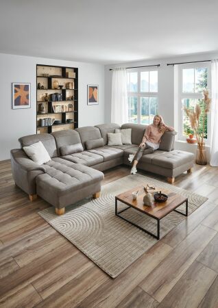 Sedací souprava LANZAROTE_ sestava CanLKV+2,5ELKV+1,5KORKV_ rohové rozměry sestavy zleva 185 x 341 x 243 cm_ polohovatelné opěrky hlavy ve standardu_ ostatní volitelné funkce za příplatek_ v látce Taurus platin_ foto s modelem_ obr. 7