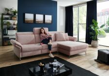 Sedací souprava ANNETTE 1074_ sestava "3sed levý-Longchair maxi pravý"_ rohové rozměry zleva 306 x 182 cm_ polohovatelné opěrky hlavy ve standardu_ ostatní volitelné funkce a příslušenství za příplatek_ v látce Donna rusty melange_ foto s modelem_ obr. 3 Sedací souprava ANNETTE 1074_ sestava "3sed levý-Longchair maxi pravý"_ rohové rozměry zleva 306 x 182 cm_ polohovatelné opěrky hlavy ve standardu_ ostatní volitelné funkce a příslušenství za příplatek_ v látce Donna rusty melange_ foto s modelem_ obr. 3
