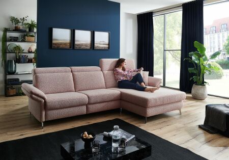 Sedací souprava ANNETTE 1074_ sestava "3sed levý-Longchair maxi pravý"_ rohové rozměry zleva 306 x 182 cm_ polohovatelné opěrky hlavy ve standardu_ ostatní volitelné funkce a příslušenství za příplatek_ v látce Donna rusty melange_ foto s modelem_ obr. 1