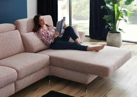 Sedací souprava ANNETTE 1074_ detail volitelné motorové nebo částečně motorové funkce RELAX u elementu Longchair maxi za příplatek_ foto s modelem_ obr. 7