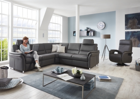 Sedací souprava DAKOTA_ sestava PKSLWA1L2,5LWFAR_PELRR_2,5APERPKSR_ rohové rozměry zleva 262 x 262 cm_ výška 89/92 cm_ výška s opěrkou hlavy 109-112 cm_ v kůži Torro grau_  + relaxační křeslo INTRO (separátně v nabídce)_ volitelné funkce za příplatek_ foto s modelem_  obr. 3