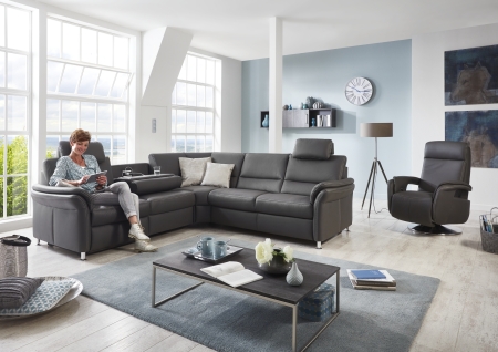 Sedací souprava DAKOTA_ sestava PKSLWA1L2,5LWFAR_PELRR_2,5APERPKSR_ rohové rozměry zleva 262 x 262 cm_ výška 89/92 cm_ výška s opěrkou hlavy 109-112 cm_ v kůži Torro grau_  + relaxační křeslo INTRO (separátně v nabídce)_ volitelné funkce za příplatek_ foto s modelem_  obr. 2