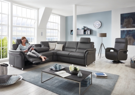 Sedací souprava DAKOTA_ sestava PKSLWA1L2,5LWFAR_PELRR_2,5APERPKSR_ rohové rozměry zleva 262 x 262 cm_ výška 89/92 cm_ výška s opěrkou hlavy 109-112 cm_ v kůži Torro grau_  + relaxační křeslo INTRO (separátně v nabídce)_ volitelné funkce za příplatek_ foto s modelem_  obr. 1