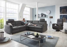 Sedací souprava DAKOTA_ sestava PKSLWA1L2,5LWFAR_PELRR_2,5APERPKSR_ rohové rozměry zleva 262 x 262 cm_ výška 89/92 cm_ výška s opěrkou hlavy 109-112 cm_ v kůži Torro grau_ + relaxační křeslo INTRO (separátně v nabídce)_ volitelné funkce za příplatek_ foto s modelem_ obr. 4 Sedací souprava DAKOTA_ sestava PKSLWA1L2,5LWFAR_PELRR_2,5APERPKSR_ rohové rozměry zleva 262 x 262 cm_ výška 89/92 cm_ výška s opěrkou hlavy 109-112 cm_ v kůži Torro grau_ + relaxační křeslo INTRO (separátně v nabídce)_ volitelné funkce za příplatek_ foto s modelem_ obr. 4