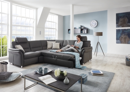 Sedací souprava DAKOTA_ sestava PKSLWA1L2,5LWFAR_PELRR_2,5APERPKSR_ rohové rozměry zleva 262 x 262 cm_ výška 89/92 cm_ výška s opěrkou hlavy 109-112 cm_ v kůži Torro grau_  + relaxační křeslo INTRO (separátně v nabídce)_ volitelné funkce za příplatek_ foto s modelem_  obr. 8