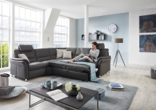 Sedací souprava DAKOTA_ sestava PKSLWA1L2,5LWFAR_PELRR_2,5APERPKSR_ rohové rozměry zleva 262 x 262 cm_ výška 89/92 cm_ výška s opěrkou hlavy 109-112 cm_ v kůži Torro grau_ + relaxační křeslo INTRO (separátně v nabídce)_ volitelné funkce za příplatek_ foto s modelem_ obr. 8 Sedací souprava DAKOTA_ sestava PKSLWA1L2,5LWFAR_PELRR_2,5APERPKSR_ rohové rozměry zleva 262 x 262 cm_ výška 89/92 cm_ výška s opěrkou hlavy 109-112 cm_ v kůži Torro grau_ + relaxační křeslo INTRO (separátně v nabídce)_ volitelné funkce za příplatek_ foto s modelem_ obr. 8