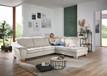 Sedací souprava LANZAROTE_ sestava 3LKV -1,5KORKV_ rohové rozměry sestavy zleva 299 x 243 cm_ polohovatelné opěrky hlavy ve standardu_ ostatní volitelné funkce za příplatek_ v látce Cyber ecru_ foto s modelem_ obr. 1