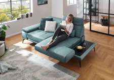 Recamiere COSTA_ typ 3RECLKV_ rozměry š/v/h: 230 / 82 - 100 / 115 cm_ volitelné funkce a polštáře za příplatek_ v látce Galero aqua_ foto s modelem_ obr. 7 Recamiere COSTA_ typ 3RECLKV_ rozměry š/v/h: 230 / 82 - 100 / 115 cm_ volitelné funkce a polštáře za příplatek_ v látce Galero aqua_ foto s modelem_ obr. 7
