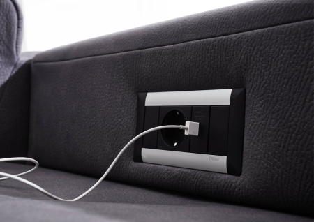 Sedací souprava DAKOTA_ detail zásuvky a USB-portu_ volitelné funkce za příplatek_ obr. 34