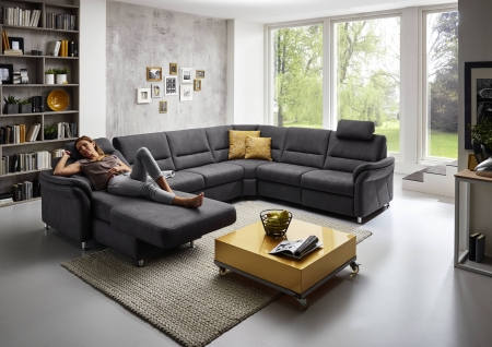 Sedací souprava DAKOTA_ sestava PKSCanMoL_2,5APELEL_PERRR_FAL2,5RWWA1RKSR_ rohové rozměry zleva 173 x 330 x 262 cm_ výška 89/92 cm_ výška s opěrkou hlavy 109-112 cm_ v látce Mammut-grau_ volitelné funkce a polštáře za příplatek_ foto s modelem_ obr. 6