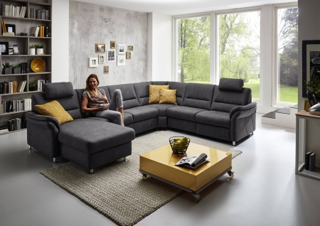 Sedací souprava DAKOTA_ sestava PKSCanMoL_2,5APELEL_PERRR_FAL2,5RWWA1RKSR_ rohové rozměry zleva 173 x 330 x 262 cm_ výška 89/92 cm_ výška s opěrkou hlavy 109-112 cm_ v látce Mammut-grau_ volitelné funkce a polštáře za příplatek_ foto s modelem_ obr. 7