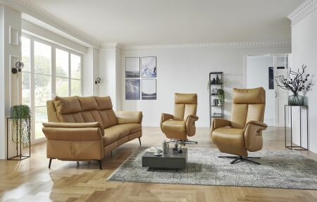 Sedací souprava SALMA_ oblouková sofa_ ilustrační foto využití obloukové sofy v interieru spolu s relaxačními křesly_ v kůži Evita dijon_ obr. 13