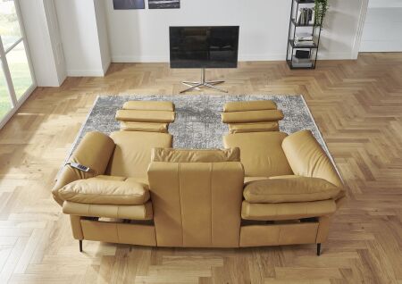 Sedací souprava SALMA_ oblouková sofa_ typ 3260_TV.M.PREM.TF.MSS.USB_ ukázka motorové polohovací TV funkce, pohled ze shora_ v kůži Evita dijon_ obr. 11