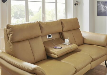 Sedací souprava SALMA_ oblouková sofa_ typ 3260_TV.M.PREM.TF.MSS.USB_ detail funkce "výklopného stolku" a systému zásuvek s USB_ v kůži Evita dijon_ obr. 10