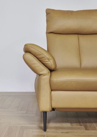 Sedací souprava SALMA_ oblouková sofa_ typ 3260_TV.M.PREM.TF.MSS.USB_ detail područky_ v kůži Evita dijon_ obr. 12