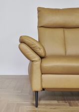 Sedací souprava SALMA_ oblouková sofa_ typ 3260_TV.M.PREM.TF.MSS.USB_ detail područky_ v kůži Evita dijon_ obr. 12 Sedací souprava SALMA_ oblouková sofa_ typ 3260_TV.M.PREM.TF.MSS.USB_ detail područky_ v kůži Evita dijon_ obr. 12