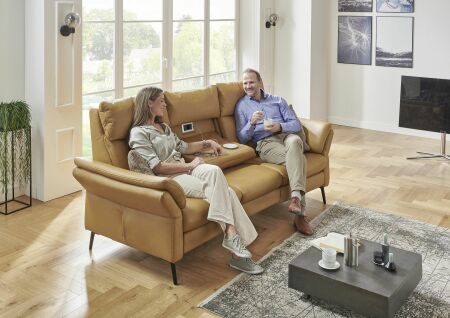 Sedací souprava SALMA_ oblouková sofa_ typ 3260_TV.M.PREM.TF.MSS.USB_ rozměry š/v/h: 231x106/109x100 cm_ včetně 2x motorové polohovací TV funkce, "výklopného stolku" a systému zásuvek s USB_ v kůži Evita dijon_ foto s modelem_ obr. 2