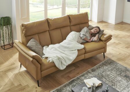 Sedací souprava SALMA_ oblouková sofa_ typ 3260_TV.M.PREM.TF.MSS.USB_ rozměry š/v/h: 231x106/109x100 cm_ včetně 2x motorové polohovací TV funkce, "výklopného stolku" a systému zásuvek s USB_ v kůži Evita dijon_ volitelné polštáře za příplatek_ obr. 8