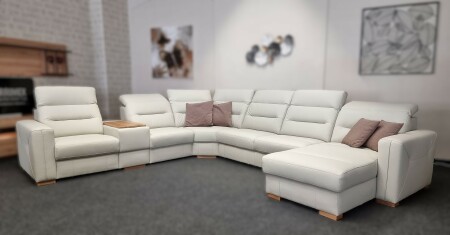 Sedací souprava PASCAL_ sestava BokL+1BB+PL+1BB+E+2,5FBB+LP_ rohové rozměry zleva  330 x 381 x 168 cm_ polohovatelné opěrky hlavy ve standardu_ ostatní volitelné funkce za příplatek_ kůže Hermes Djerba_ expozice_ foto prodejna_ obr. 5
