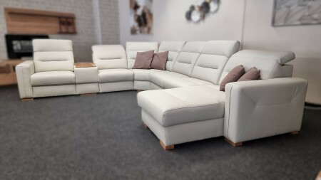 Sedací souprava PASCAL_sestava BokL+1BB+PL+1BB+E+2,5FBB+LP_  rohové rozměry zleva  330 x 381 x 168 cm_ polohovatelné opěrky hlavy ve standardu_ ostatní volitelné funkce za příplatek_ kůže Hermes Djerba_ expozice_ foto prodejna_ obr. 6