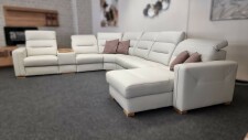 Sedací souprava PASCAL_sestava BokL+1BB+PL+1BB+E+2,5FBB+LP_ rohové rozměry zleva 330 x 381 x 168 cm_ polohovatelné opěrky hlavy ve standardu_ ostatní volitelné funkce za příplatek_ kůže Hermes Djerba_ expozice_ foto prodejna_ obr. 6 Sedací souprava PASCAL_sestava BokL+1BB+PL+1BB+E+2,5FBB+LP_ rohové rozměry zleva 330 x 381 x 168 cm_ polohovatelné opěrky hlavy ve standardu_ ostatní volitelné funkce za příplatek_ kůže Hermes Djerba_ expozice_ foto prodejna_ obr. 6