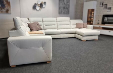 Sedací souprava PASCAL_sestava BokL+1BB+PL+1BB+E+2,5FBB+LP_ rohové rozměry zleva  330 x 381 x 168 cm_ polohovatelné opěrky hlavy ve standardu_ ostatní volitelné funkce za příplatek_ kůže Hermes Djerba_ expozice_ foto prodejna_ obr. 7