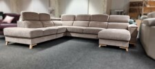 Sedací souprava PRESLEY_ sestava OTML+1BB + EM + 2,5FBB + LP70_ rohové rozměry zleva 260 x 332 x 169 cm_ polohovatelné opěrky hlavy ve standardu_ ostatní volitelné funkce za příplatek_ látka Boston trufa_ expozice_ foto prodejna_ obr. 9 Sedací souprava PRESLEY_ sestava OTML+1BB + EM + 2,5FBB + LP70_ rohové rozměry zleva 260 x 332 x 169 cm_ polohovatelné opěrky hlavy ve standardu_ ostatní volitelné funkce za příplatek_ látka Boston trufa_ expozice_ foto prodejna_ obr. 9