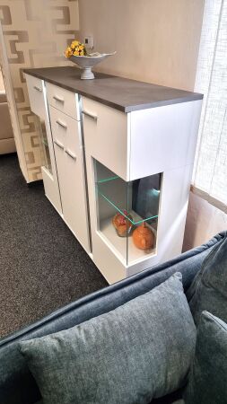 Highboard GRENADA s LED osvětlením_ boční pohled_ foto prodejna_ obr. 3