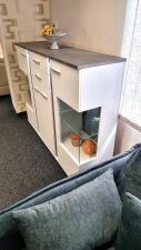 Highboard GRENADA s LED osvětlením_ boční pohled_ foto prodejna_ obr. 3