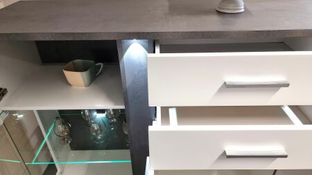 Highboard GRENADA s LED osvětlením_ detail_ foto prodejna_ obr. 4