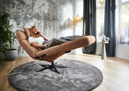 Relaxační lehátko TIFFANY 9801 s motorovým polohováním_ plocha na ležení 82 x 206 cm_ "zátylkový" polštářek za příplatek_ v látce Vita orange (skup. 4)_ foto s modelem_ obr. 3