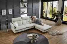 Sedací souprava SALMA_ ukázka motorové polohovací funkce RELAX u elementu "Longchair"_ volitelná funkce za příplatek_ foto s modelem_ obr. 7