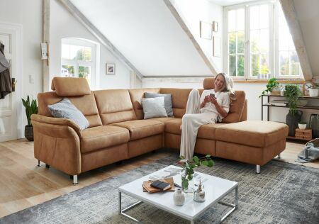 Sedací souprava DAKOTA_ sestava 2,5L -1,5KOGR_ rohové rozměry zleva 253 x 235 cm_ volitelné funkce a polštáře za příplatek_ v látce Deluxe zimt_ foto s modelem_  obr. 1