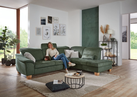 Sedací souprava LANZAROTE_ sestava 3LKV -1,5KORKV_ rohové rozměry sestavy zleva 299 x 243 cm_ polohovatelné opěrky hlavy ve standardu_ ostatní volitelné funkce za příplatek_ v látce Cyber moos_ foto s modelem_ obr. 3