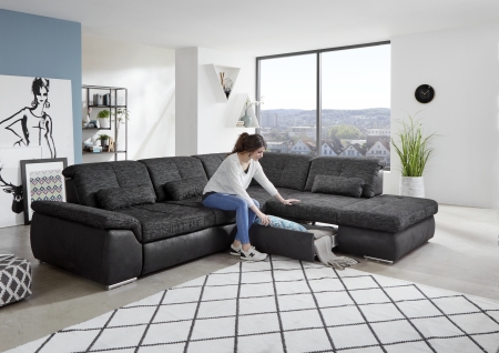 Sedací souprava PUSH_ sestava 3LST-SE-1,5STAhoR_ rozměry sestavy zleva 315 x 260 cm_ výška 83-98 cm_ nastavení hloubky sedu ve standardu_ ostatní volitelné funkce za příplatek_ v kombinaci látek Famosa anthrazit a Ranch schwarz_ foto s modelem_ obr. 6