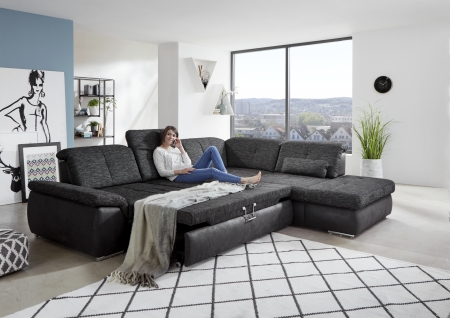 Sedací souprava PUSH_ sestava 3LST-SE-1,5STAhoR_ rozměry sestavy zleva 315 x 260 cm_ výška 83-98 cm_ nastavení hloubky sedu ve standardu_ ostatní volitelné funkce za příplatek_ v kombinaci látek Famosa anthrazit a Ranch schwarz_ foto s modelem_ obr. 7